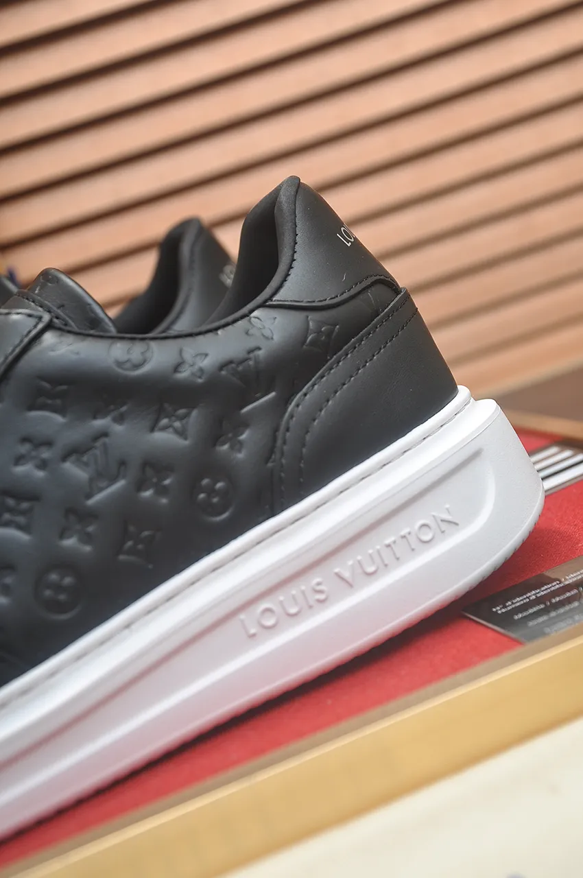 Men's men's shoes 💰640💶Original development, quality shipping, welcome to compare - LV sneaker series sports shoes introduce the loose silhouette of the ready-to-wear series into the spring and summer men's wear shows and make an eye-catching appearance. The cow leather upper is combined with rough fabric laces, and colorful beading highlights the brand's classic elements. LV letters mark the tongue and Monogram floral outsole. Mixed materials Made of top-grain cowhide, thick shoelace design, large Monogram print on the side, mesh lining and cotton feet, the comfort is as extreme as ever, premium heritage, quality first, worth owning! Size: Men’s 38-45 (45 is custom-made and cannot be returned or exchanged)